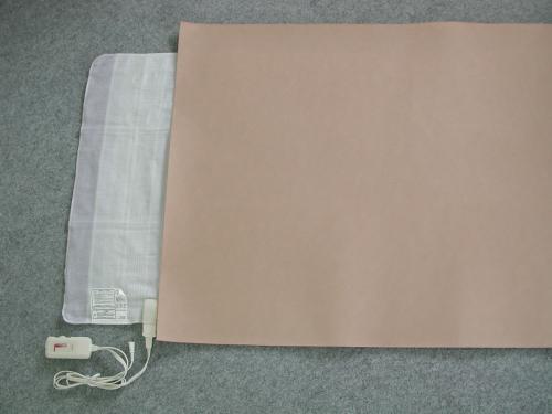 皇輝石岩盤浴マットの下に電器敷布を敷いた写真 皇輝石岩盤浴マットの下に電器敷布を敷いた写真